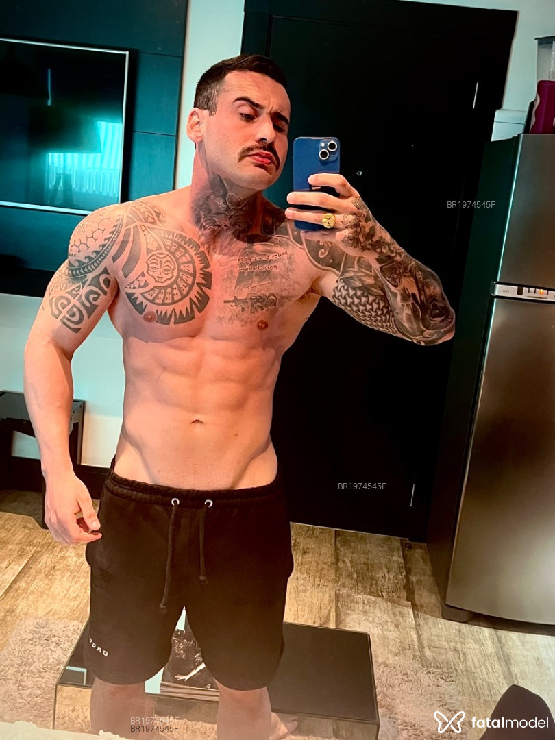 Acompanhante homem com cabelo castanho de olhos castanhos - Jameswolf