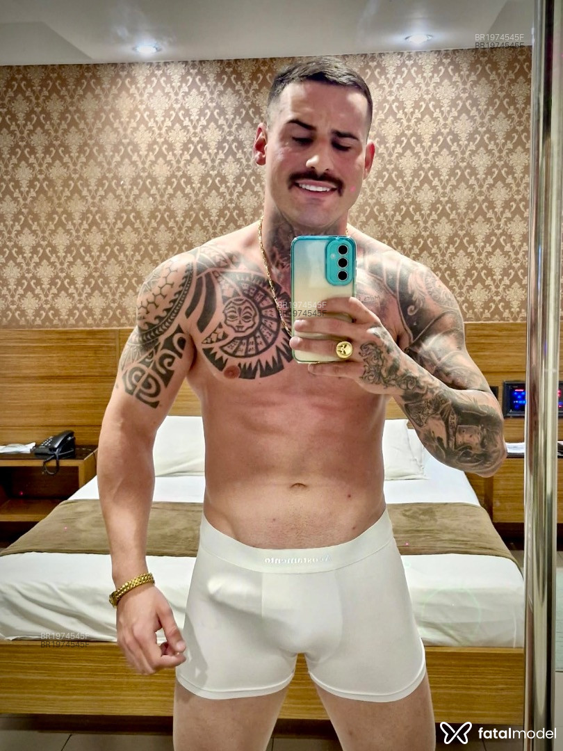 Acompanhante homem com cabelo castanho de olhos castanhos - Jameswolf