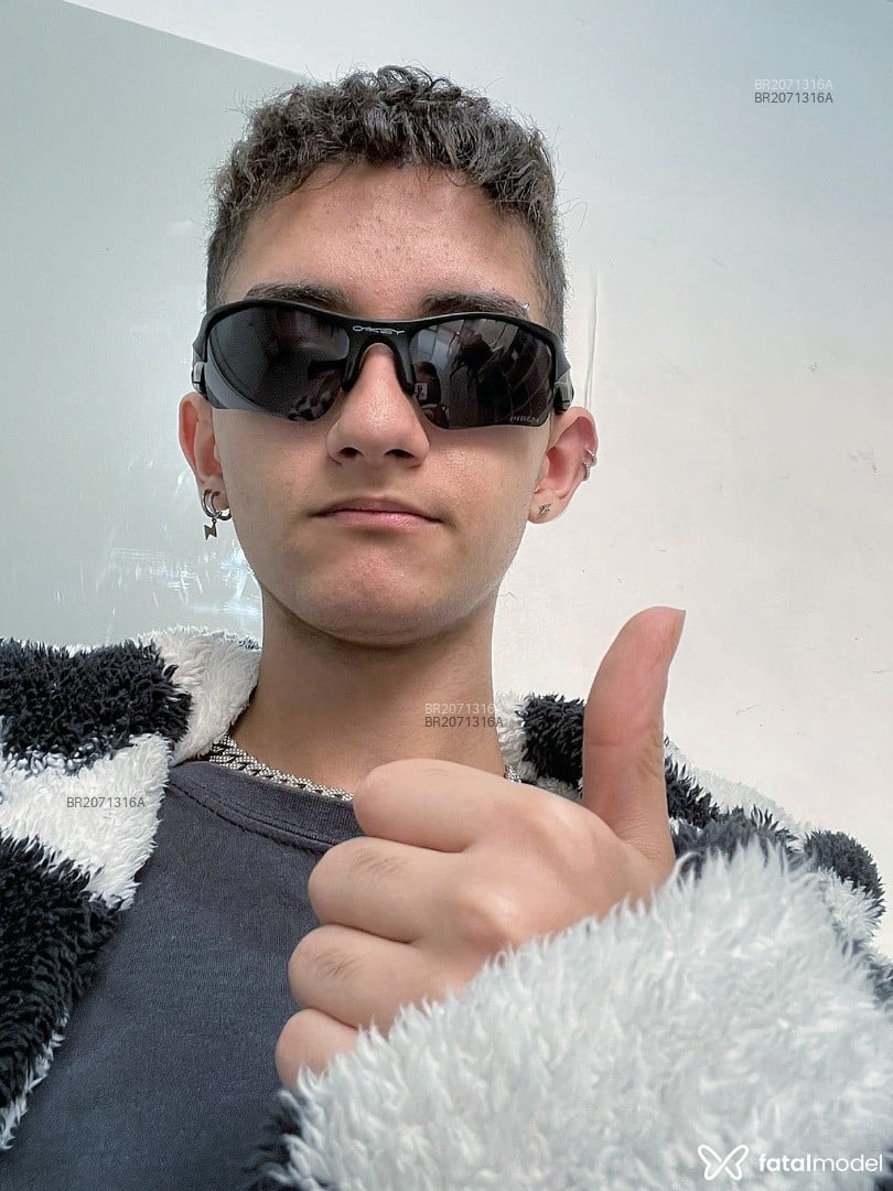 Acompanhante homem morena (o) de olhos castanhos - Guilherme