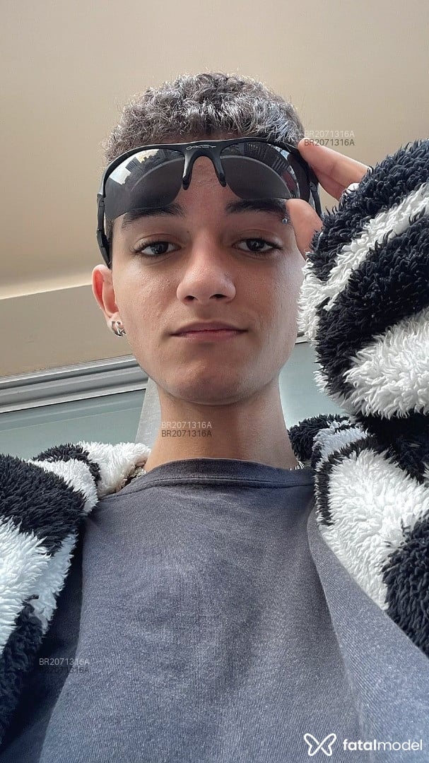 Acompanhante homem morena (o) de olhos castanhos - Guilherme