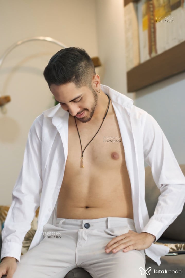 Acompanhante homem com cabelo castanho de olhos castanhos em São Paulo Acompanhante homem com cabelo castanho de olhos castanhos em São Paulo - Vinicius Queiroz