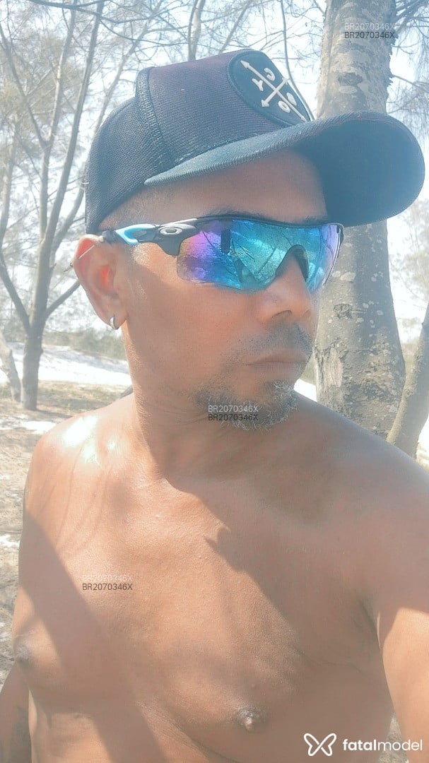 Acompanhante homem com cabelo grisalho de olhos castanhos - Negresco Acompanhante homem com cabelo grisalho de olhos castanhos - Negresco