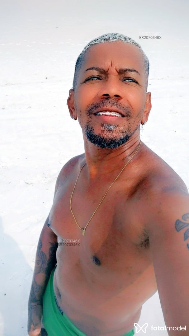 Acompanhante homem com cabelo grisalho de olhos castanhos - Negresco Acompanhante homem com cabelo grisalho de olhos castanhos - Negresco