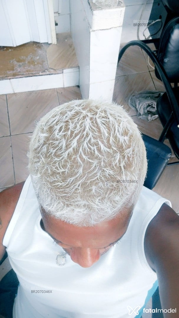 Acompanhante homem com cabelo grisalho de olhos castanhos - Negresco Acompanhante homem com cabelo grisalho de olhos castanhos - Negresco