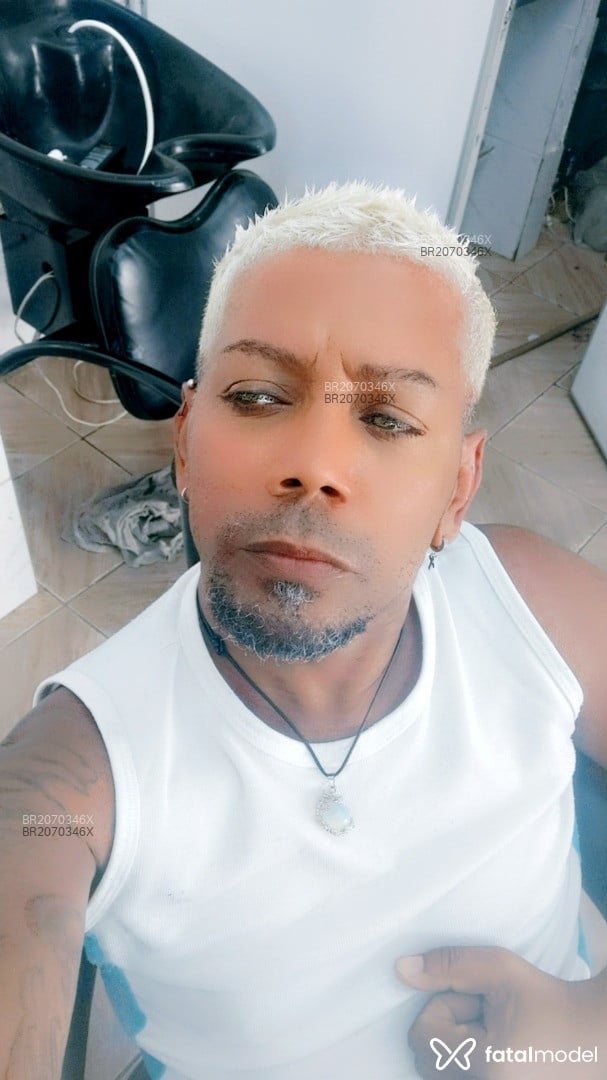 Acompanhante homem com cabelo grisalho de olhos castanhos - Negresco Acompanhante homem com cabelo grisalho de olhos castanhos - Negresco