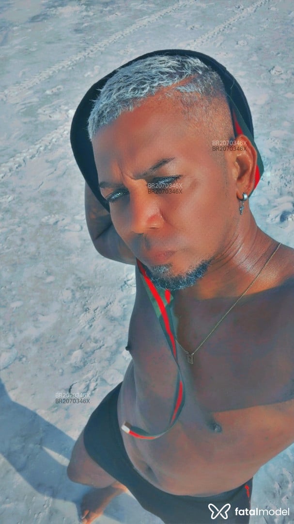 Acompanhante homem com cabelo grisalho de olhos castanhos - Negresco Acompanhante homem com cabelo grisalho de olhos castanhos - Negresco