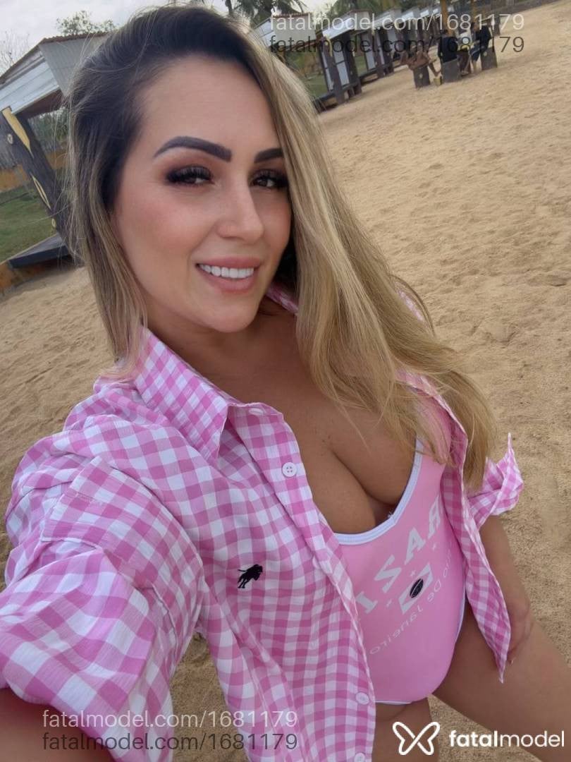 Acompanhante mulher com cabelo castanho de olhos mel - Isabella Monteiro