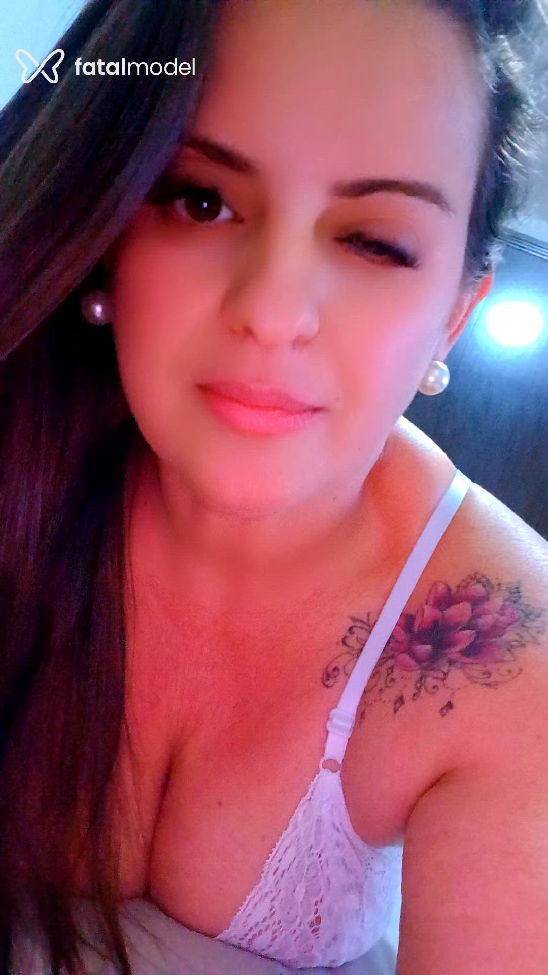 Acompanhante mulher com cabelo castanho de olhos mel - Raphaela Acompanhante mulher com cabelo castanho de olhos mel - Raphaela