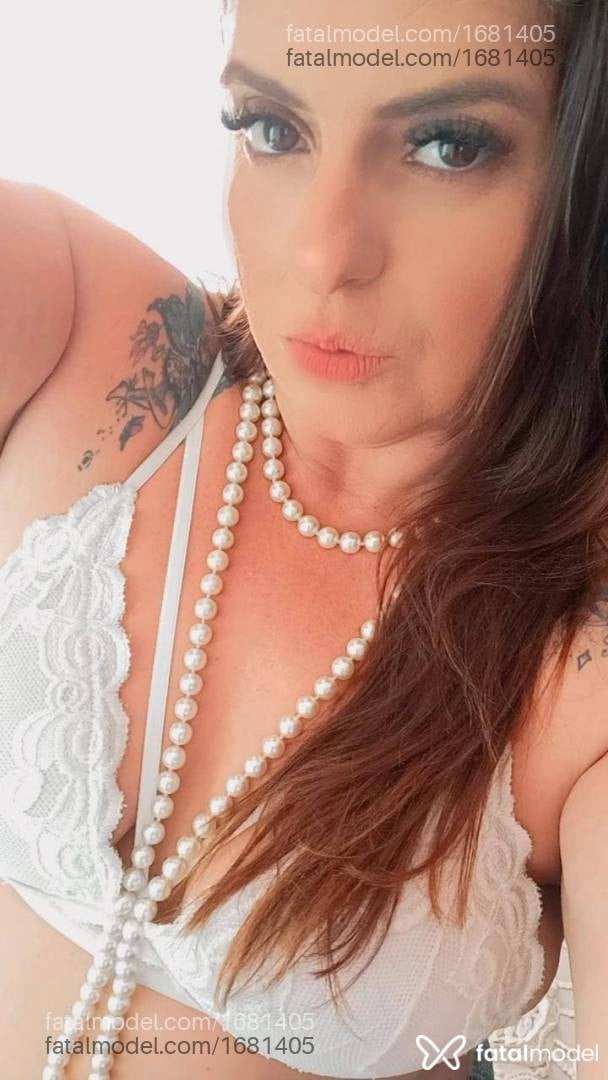 Acompanhante mulher com cabelo castanho de olhos mel - Raphaela Acompanhante mulher com cabelo castanho de olhos mel - Raphaela