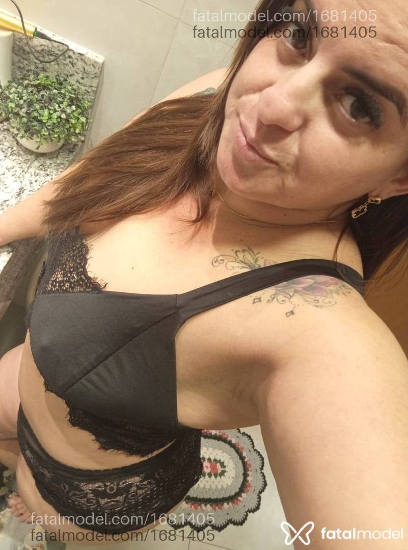 Acompanhante mulher com cabelo castanho de olhos mel em Marília - Raphaela