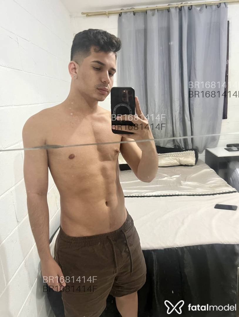 Acompanhante homem com cabelo castanho de olhos castanhos em São Paulo Acompanhante homem com cabelo castanho de olhos castanhos em São Paulo - Henrique
