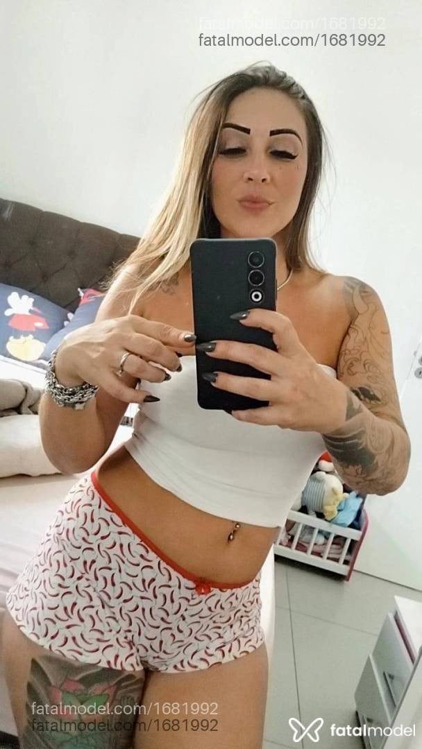 Acompanhante mulher loira (o) de olhos castanhos - Giovana