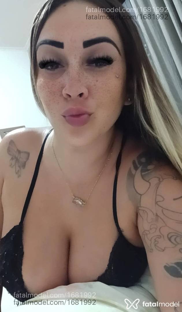 Acompanhante mulher loira (o) de olhos castanhos - Giovana