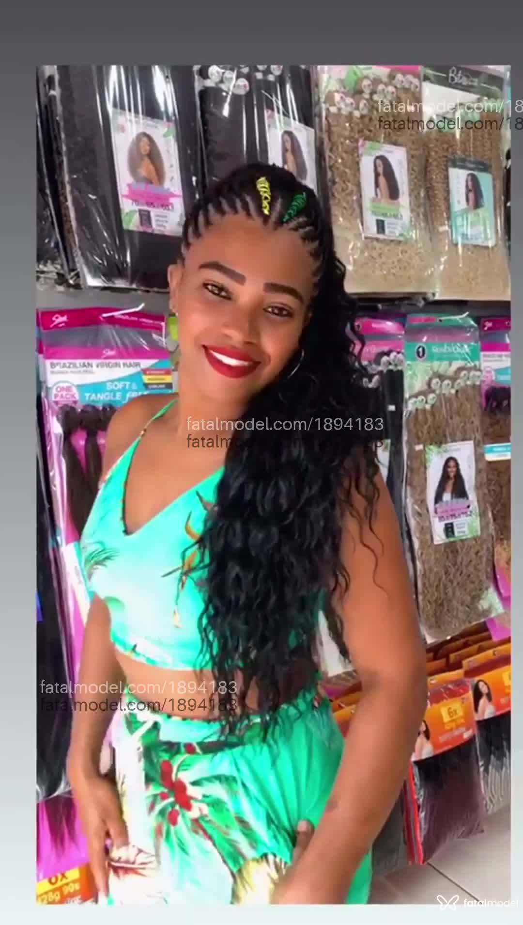 Acompanhante mulher com cabelo colorido de olhos castanhos - Nhega lyz Acompanhante mulher com cabelo colorido de olhos castanhos - Nhega lyz