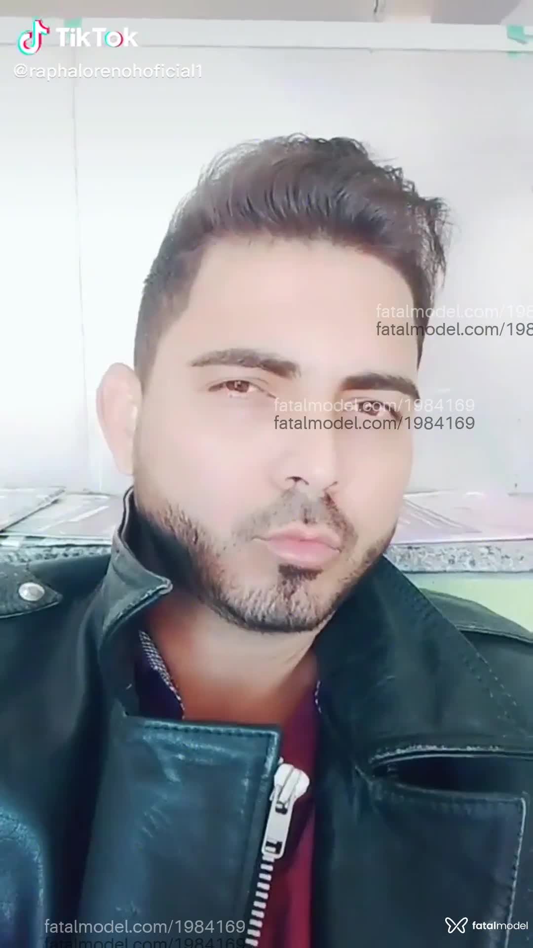 Acompanhante homem com cabelo castanho de olhos castanhos - Jhon Ferrari Acompanhante homem com cabelo castanho de olhos castanhos - Jhon Ferrari