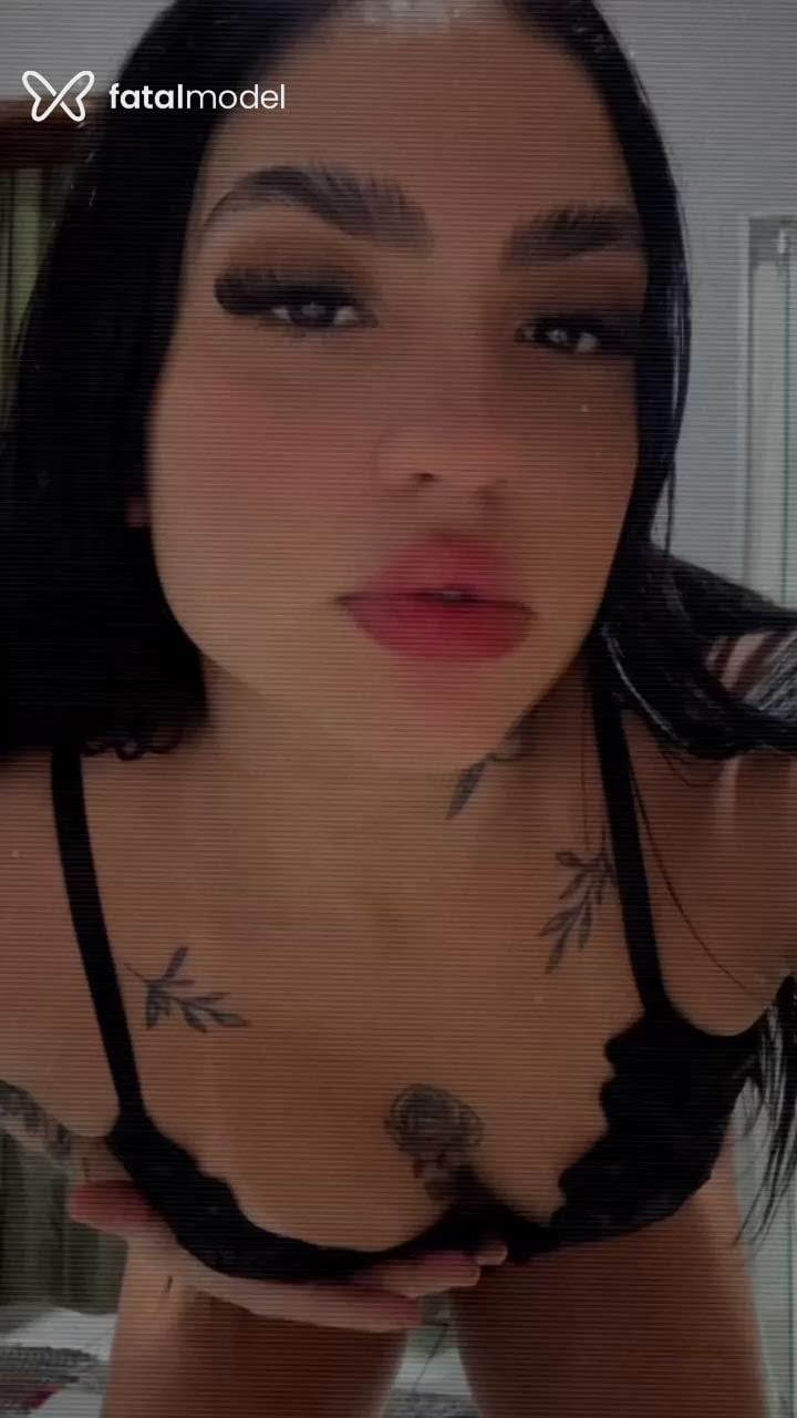 Acompanhante mulher morena (o) de olhos pretos - Mia Ravelle