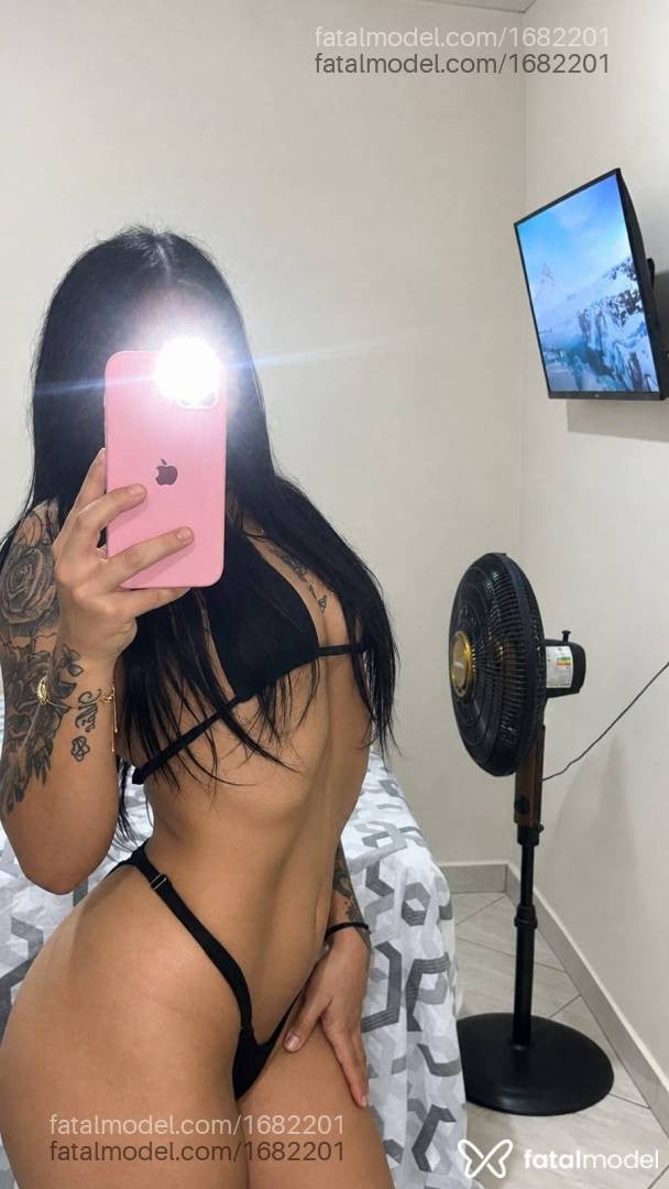 Acompanhante mulher morena (o) de olhos pretos - Mia Ravelle