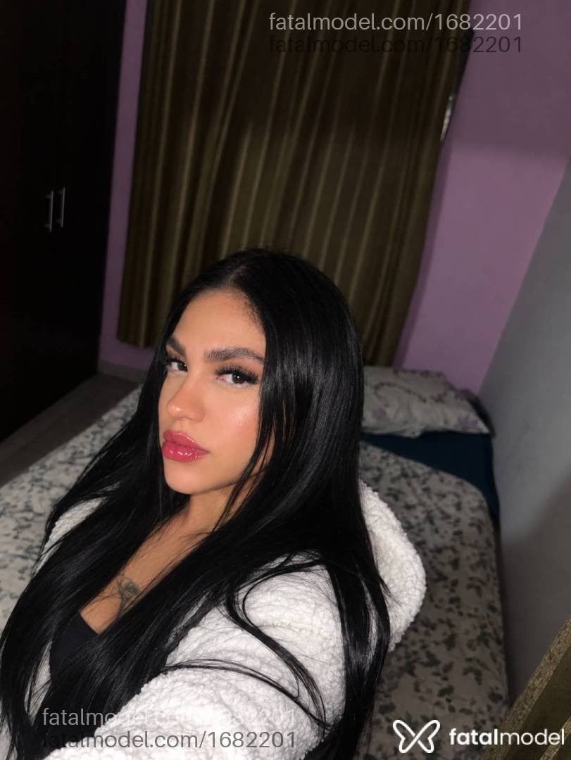Acompanhante mulher morena (o) de olhos pretos - Mia Ravelle