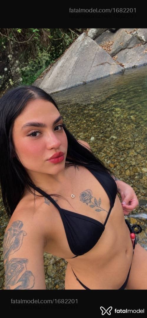 Acompanhante mulher morena (o) de olhos pretos - Mia Ravelle