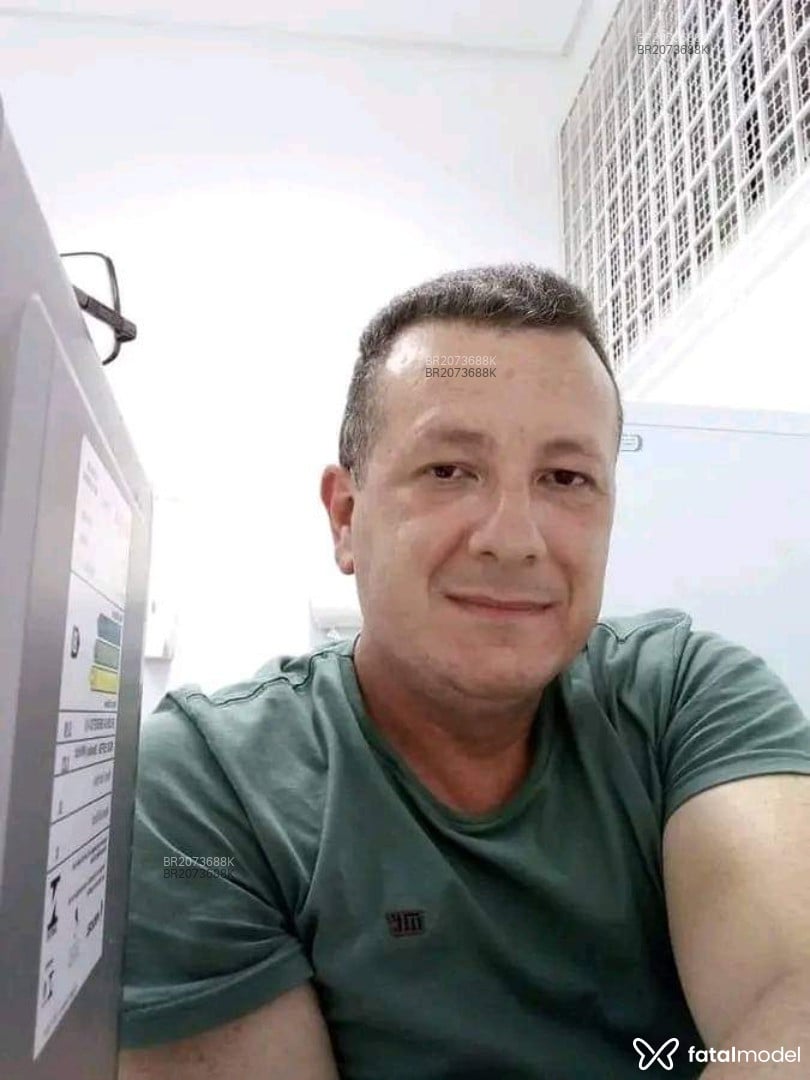 Acompanhante homem com cabelo grisalho de olhos castanhos em Curitiba - Amauri
