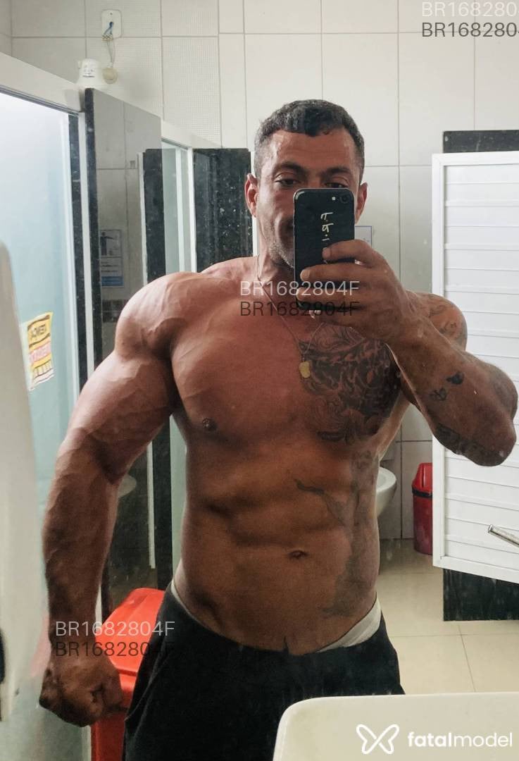 Acompanhante homem com cabelo castanho de olhos castanhos em Rio das Ostras - Rhuan oliver