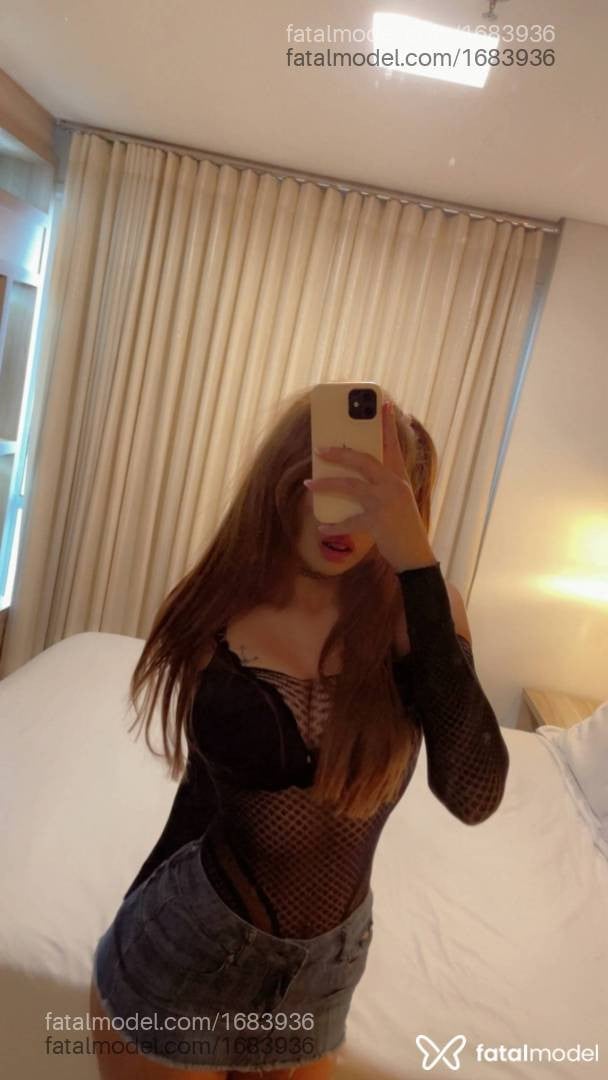 Acompanhante mulher com cabelo castanho de olhos castanhos - Larissa Kalli