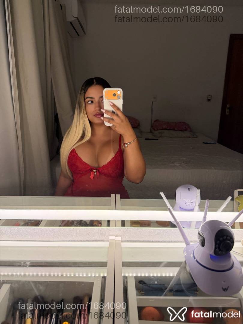 Acompanhante mulher loira (o) de olhos pretos - Liz Dias
