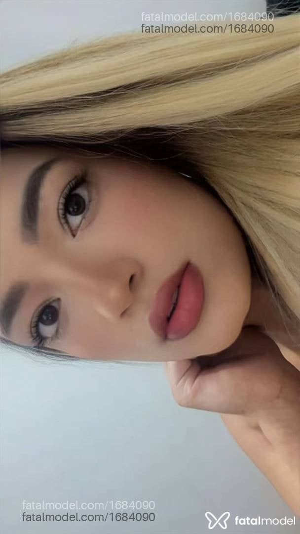 Acompanhante mulher loira (o) de olhos pretos - Liz Dias