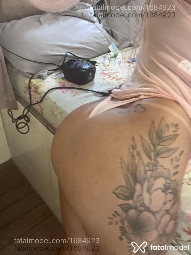 Acompanhante mulher loira (o) de olhos castanhos - Amanda