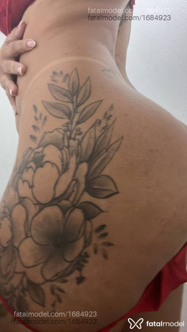 Acompanhante mulher loira (o) de olhos castanhos - Amanda