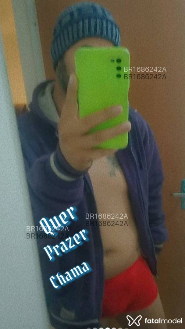Acompanhante homem com cabelo grisalho de olhos pretos em Uberaba Acompanhante homem com cabelo grisalho de olhos pretos em Uberaba - Fabuloso