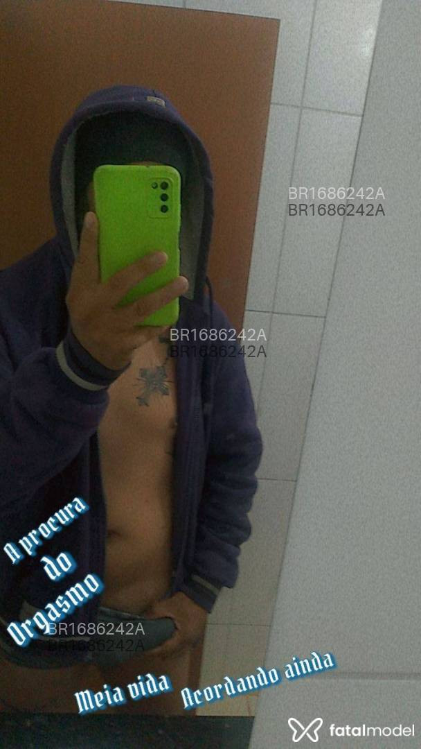 Acompanhante homem com cabelo grisalho de olhos pretos em Uberaba Acompanhante homem com cabelo grisalho de olhos pretos em Uberaba - Fabuloso