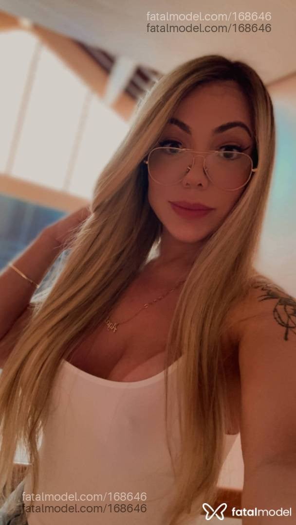 Acompanhante travesti com cabelo castanho de olhos castanhos - Agata Prado