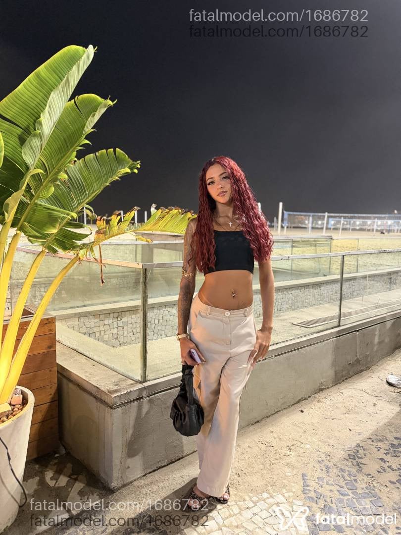 Acompanhante mulher ruiva (o) de olhos castanhos - Ariel