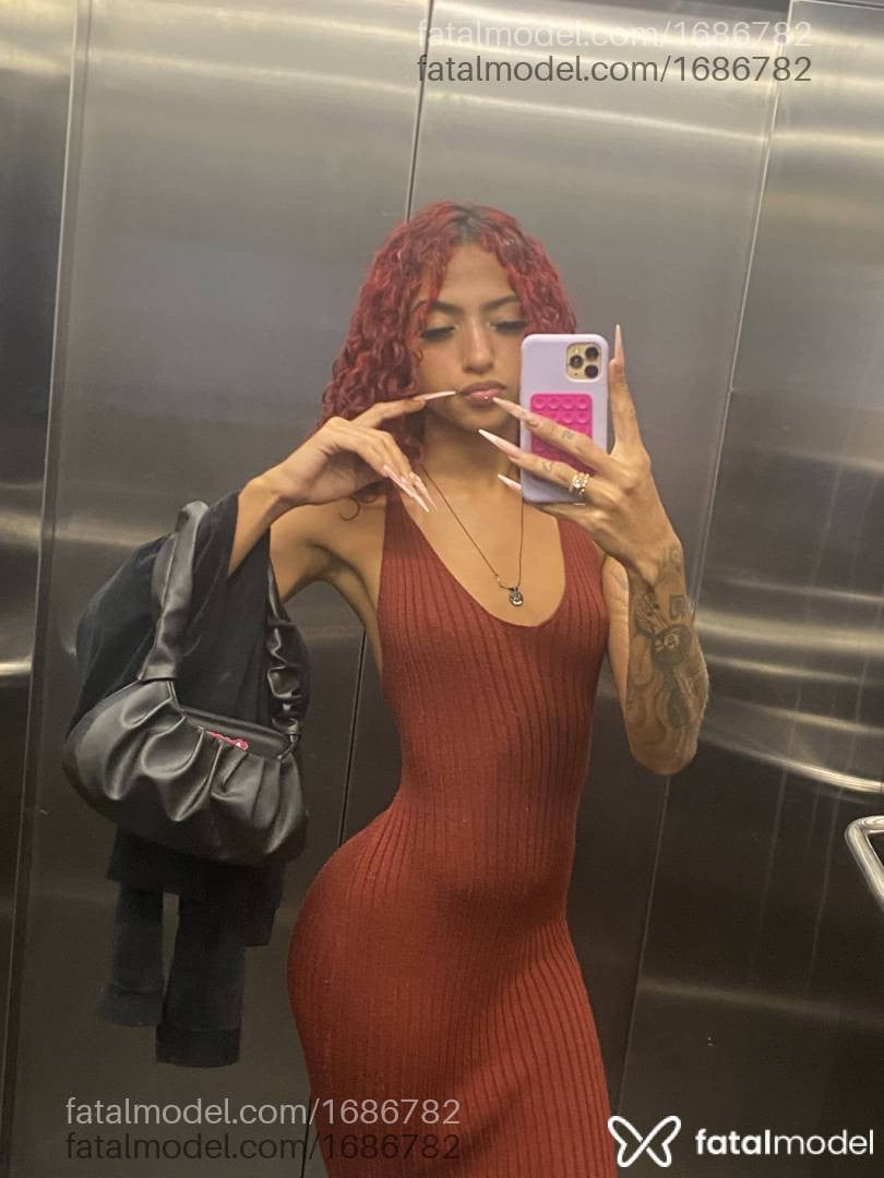 Acompanhante mulher ruiva (o) de olhos castanhos - Ariel