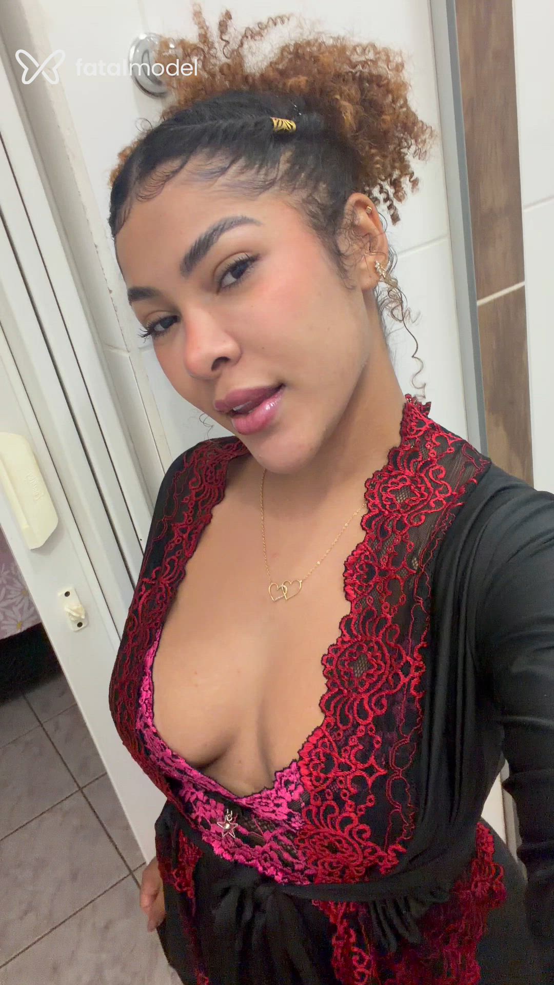 Acompanhante mulher morena (o) de olhos castanhos - LylaMaria