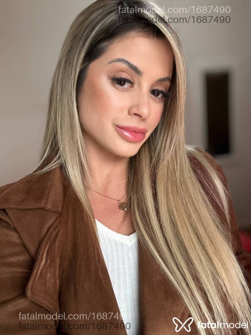 Acompanhante mulher loira (o) de olhos castanhos - Alinne