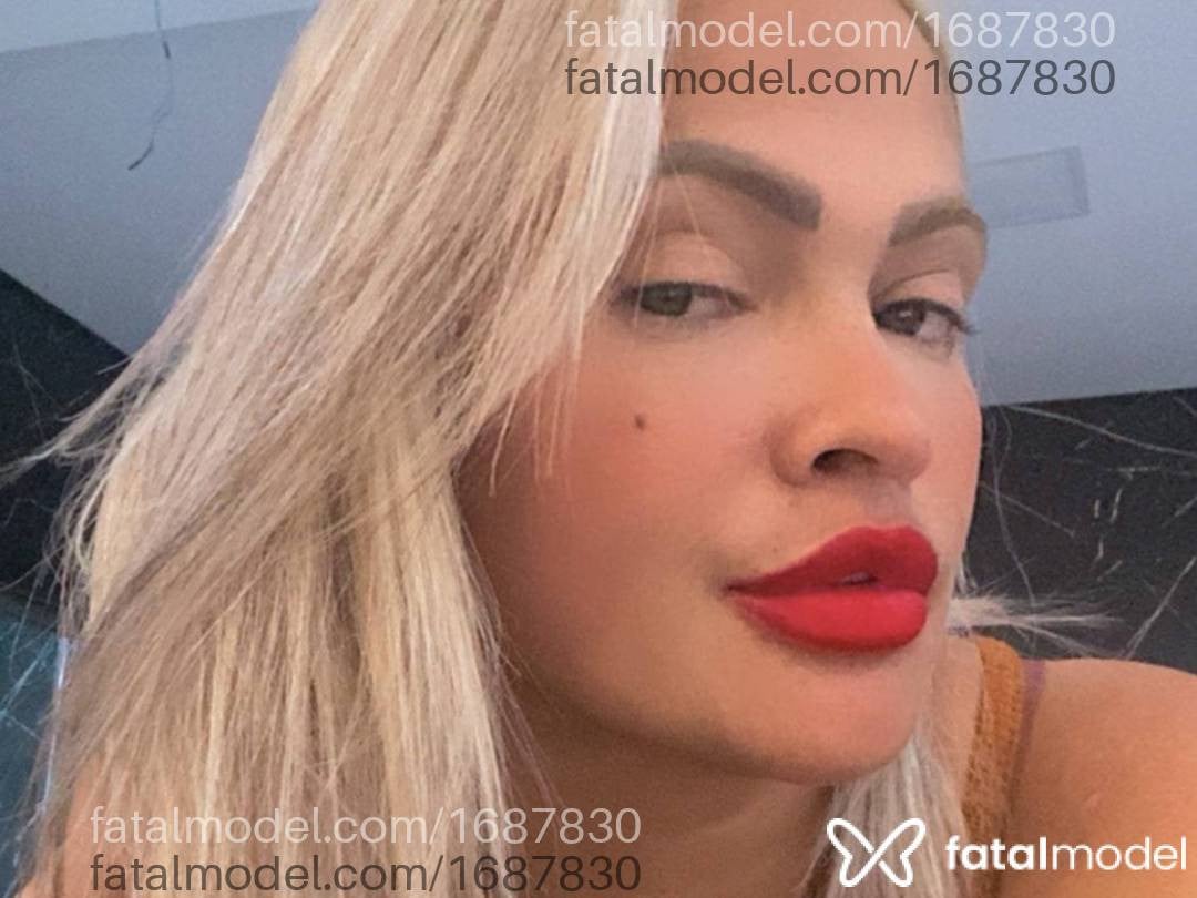 Acompanhante mulher loira (o) de olhos pretos - Deborah