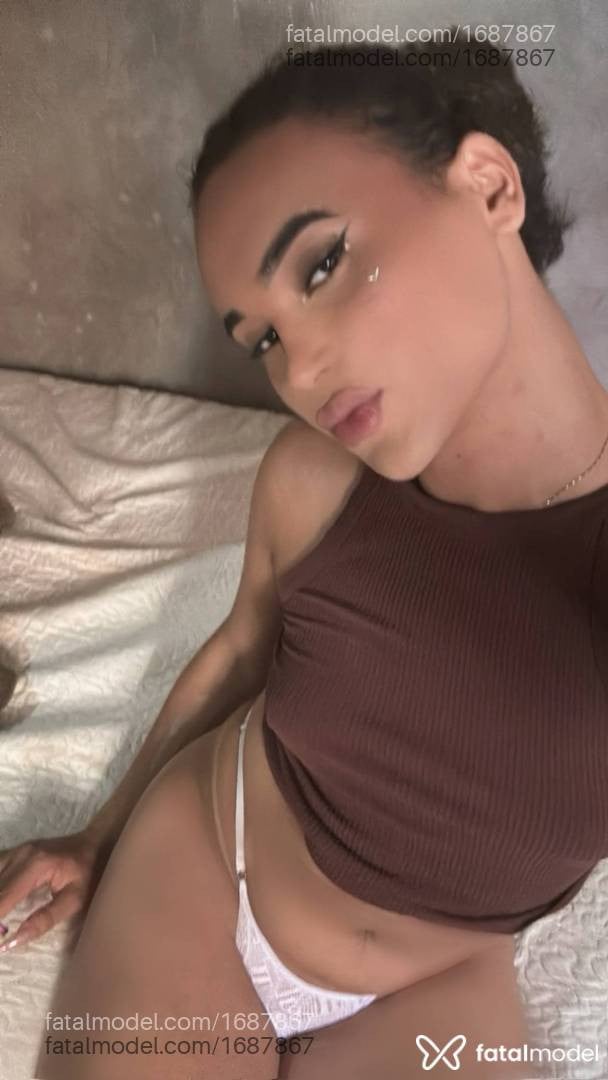 Acompanhante mulher trans com cabelo castanho de olhos mel - Angel