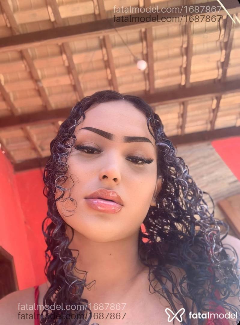 Acompanhante mulher trans com cabelo castanho de olhos mel - Angel