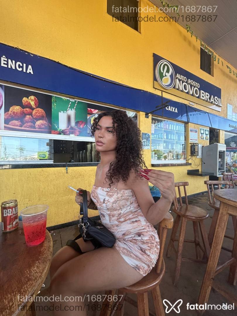 Acompanhante mulher trans com cabelo castanho de olhos mel - Angel