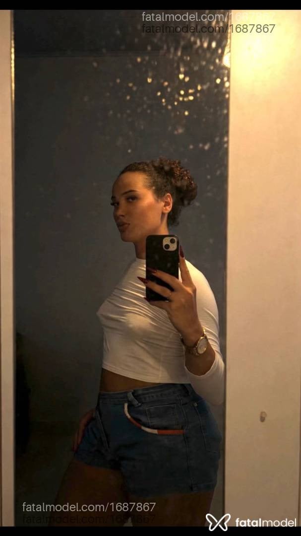 Acompanhante mulher trans com cabelo castanho de olhos mel - Angel