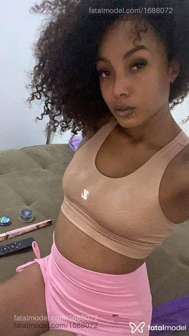 Acompanhante mulher com cabelo castanho de olhos pretos - Ebony