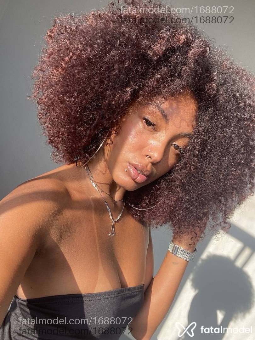 Acompanhante mulher com cabelo castanho de olhos pretos - Ebony