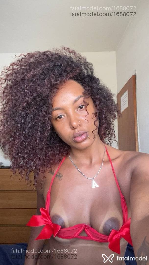 Acompanhante mulher com cabelo castanho de olhos pretos - Ebony