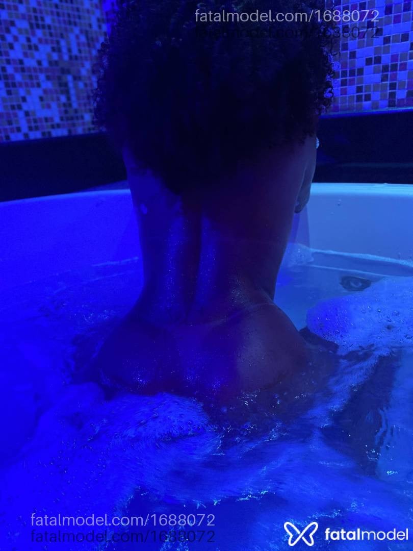 Acompanhante mulher com cabelo castanho de olhos pretos - Ebony