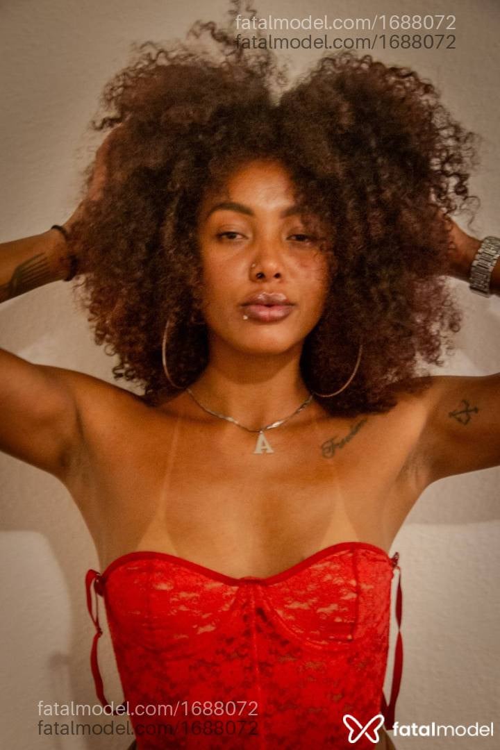 Acompanhante mulher com cabelo castanho de olhos pretos - Ebony