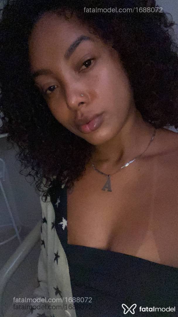Acompanhante mulher com cabelo castanho de olhos pretos - Ebony