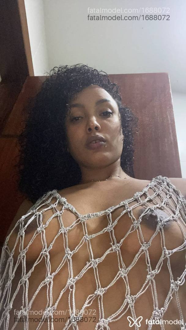 Acompanhante mulher com cabelo castanho de olhos pretos em Teófilo Otoni - Ebony