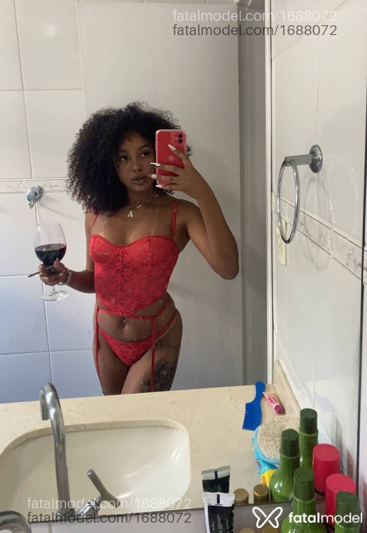 Acompanhante mulher com cabelo castanho de olhos pretos - Ebony
